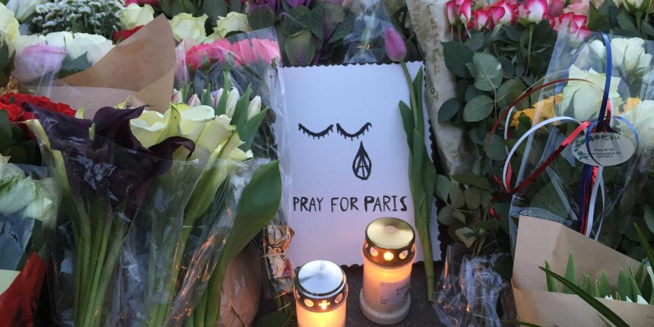 Pray for Paris blomster foran Den Franske Ambassade i København