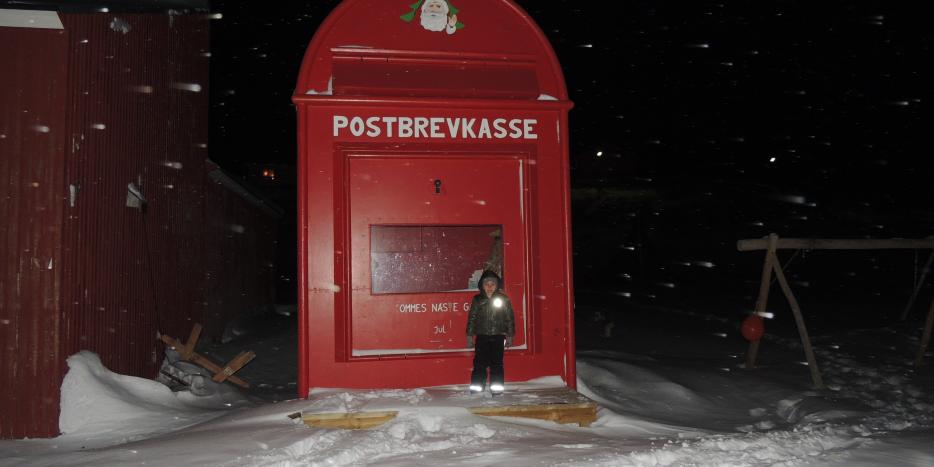 Forstærke Port daytime Julemandens postkasse flyttes til Uummannaq | KNR