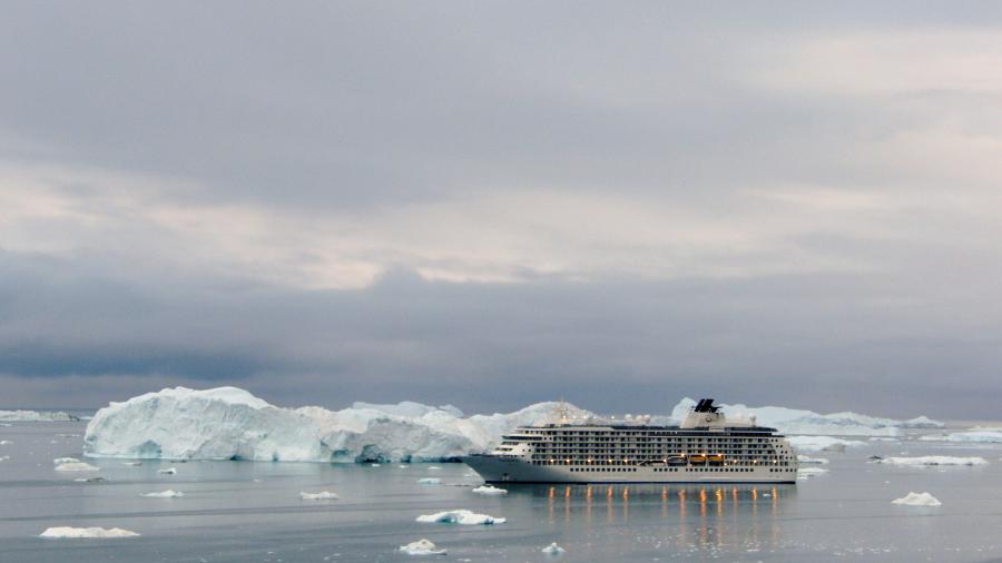 Stort skib - større isfjelde, Ilulissat 2010