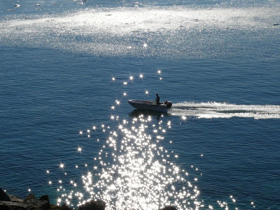 Jolle på havet, med stjerner i vandet