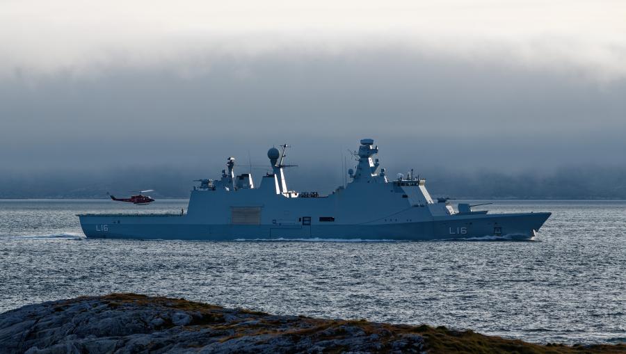 Bell 212 på øvelse med HDMS Absalon 30-07-2019