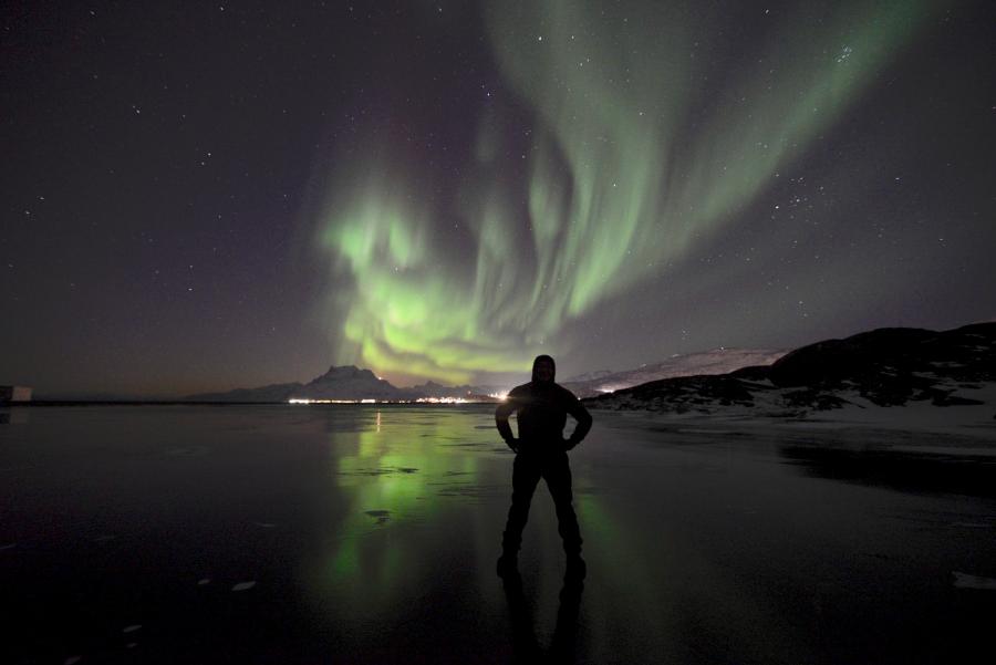 Månen er på vej op bag Sermitsiaq, 30. oktober 2018