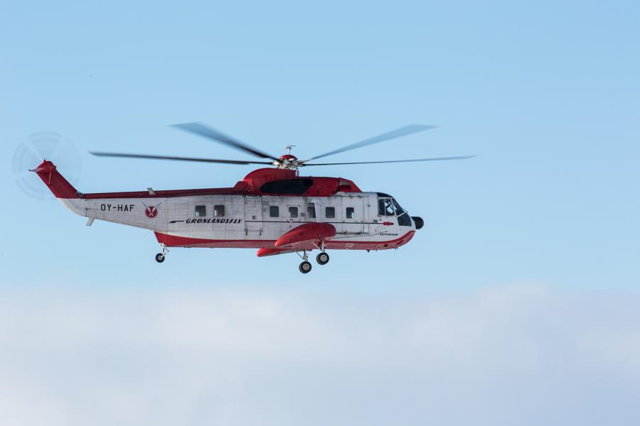 S61N i hover Nuuk lufthavn