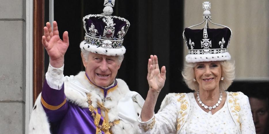 Kong Charles og Camilla er kronet ved pompøs ceremoni | KNR