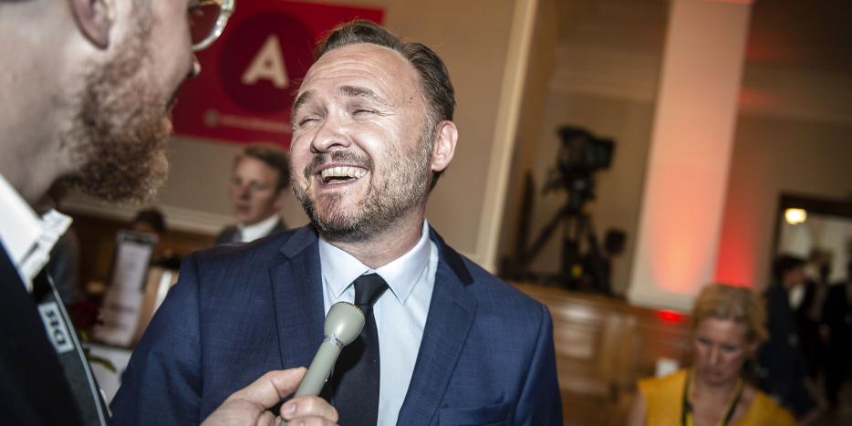 Der er god stemning hos socialdemokraterne på Christiansborg. Dan Jørgensen er i hvert fald i højt humør. Foto: Scanpix