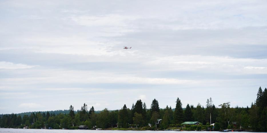 Redningshelikopter i luften efter flystyrtet i Nordsverige