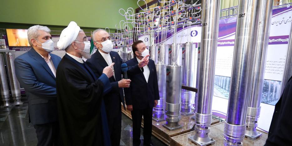 Den iranske præsident Hassan Rouhani ser på Irans nye centrifuger til atomkraftværker på National Nuclear Energy Day i Teheran 10. april.