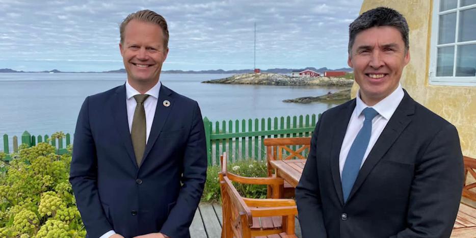 Udenrigsminister Jeppe Kofod og Naalakkersuisoq for Udenrigsanliggender Steen Lynge foran Hans Egedes hus ved Kolonihavnen i Nuuk.