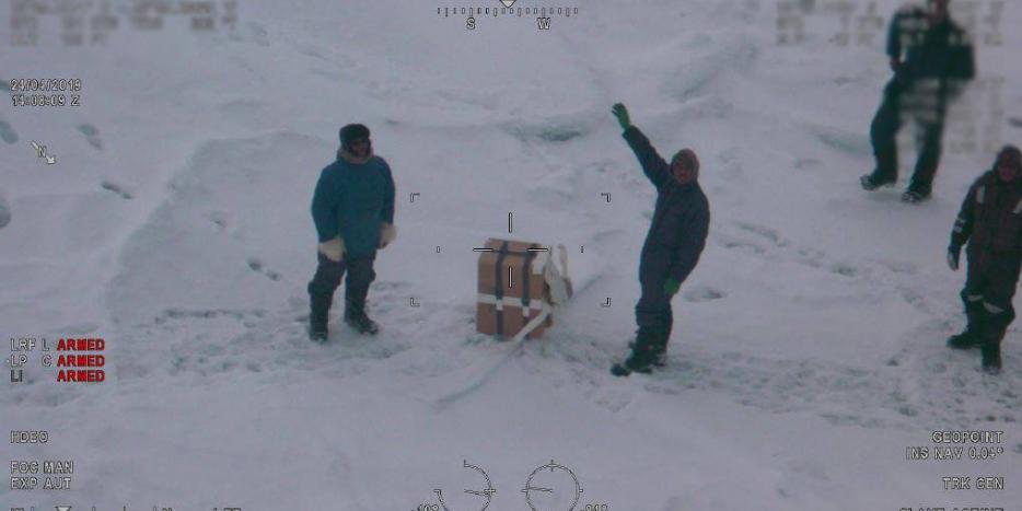De tre fangere har fået nye rationer af petrolium. Foto: Arktisk Kommando 