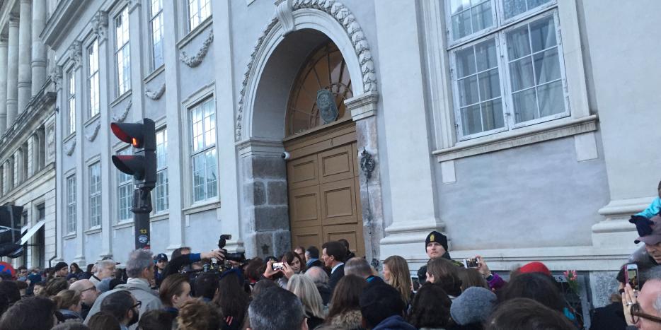 Prins Joachim og prinsesse Marie foran Den Franske Ambassade i København