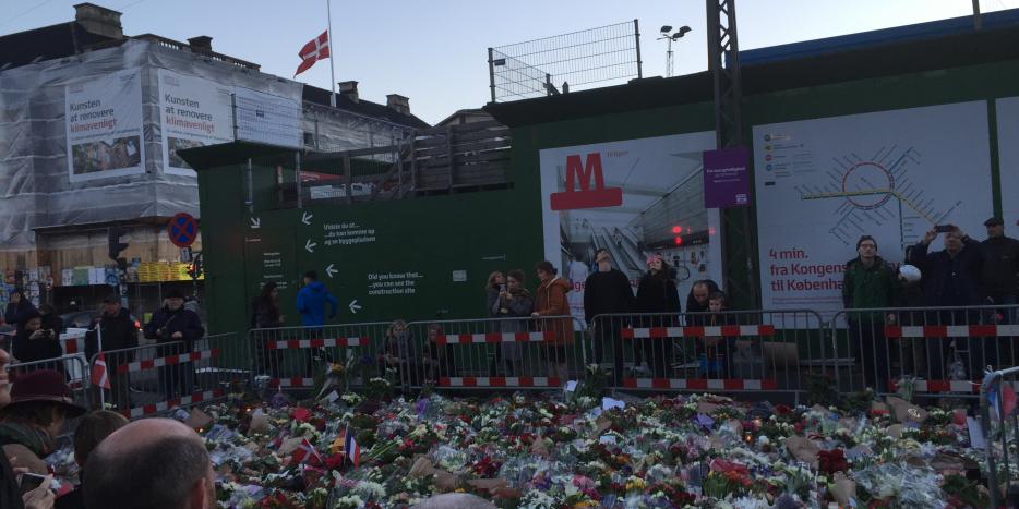 Blomster en masse på Kongens Nytorv ved Den Franske Ambassade i København