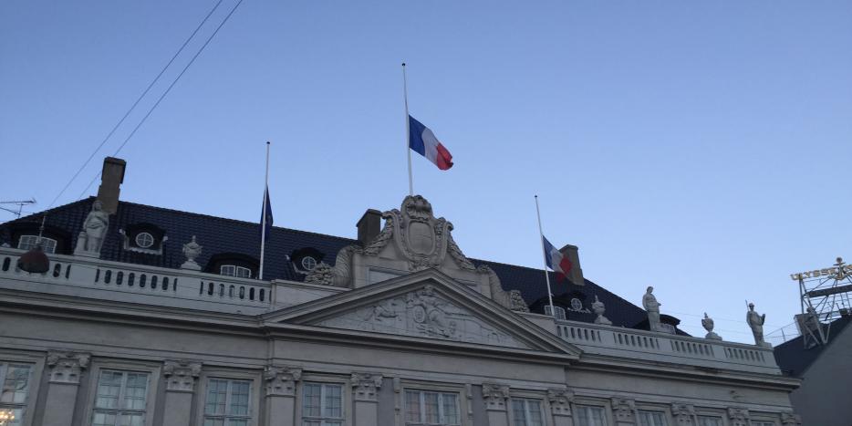 Den Franske Ambassade i København flager på halv