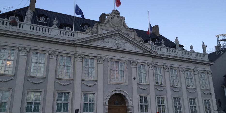 Den Franske Ambassade i København flager på halv