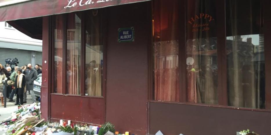 Blomster foran caféen i Paris, hvor flere blev skudt.