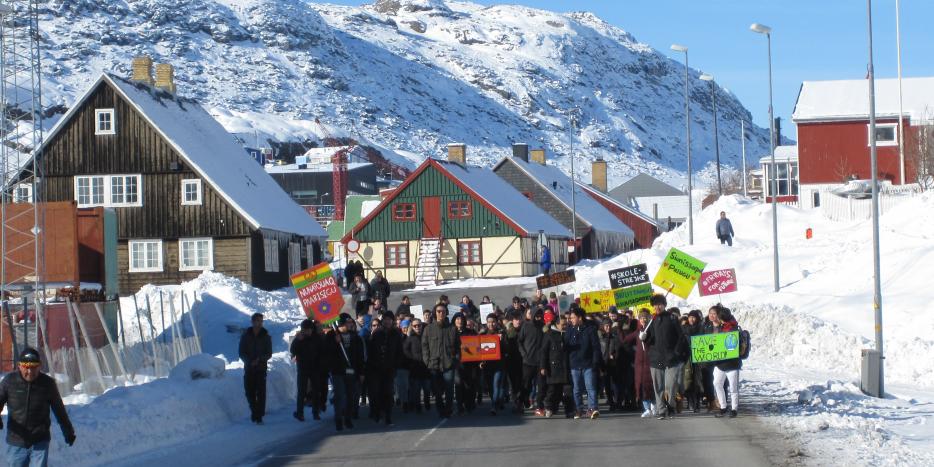 Elever fra ungdomsuddannelserne i Qaqortoq demonstrerer for klimaet. Foto: Sika Frederiksen