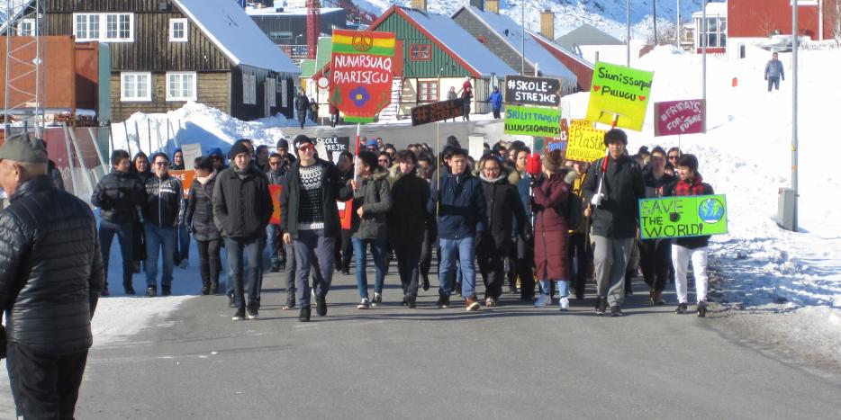 Elever fra ungdomsuddannelserne i Qaqortoq demonstrerer for klimaet. Foto: Sika Frederiksen