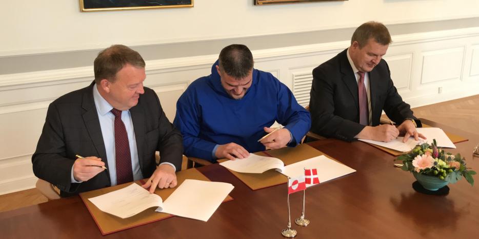 Statsminister Lars Løkke Rasmussen (V), formanden for Naalakkersuisut Kim Kielsen (S) og Johannus Egholm Hansen, bestyrelsesformand for Kalaallit Airports Holding skriver under på aftalen.