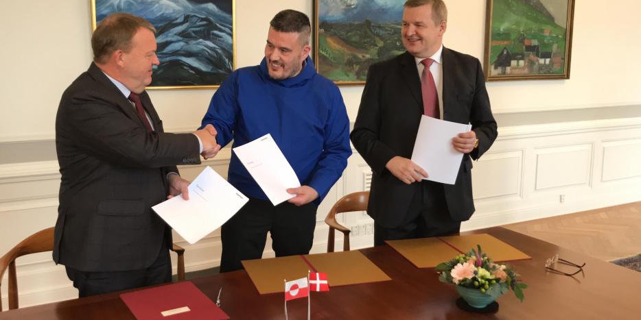 Statsminister Lars Løkke Rasmussen (V), formand for Naalakkersuisut Kim Kielsen (S) og Johannus Egholm Hansen, bestyrelsesformand for Kalaallit Airports Holding, har netop sat deres underskrift på aftalen.