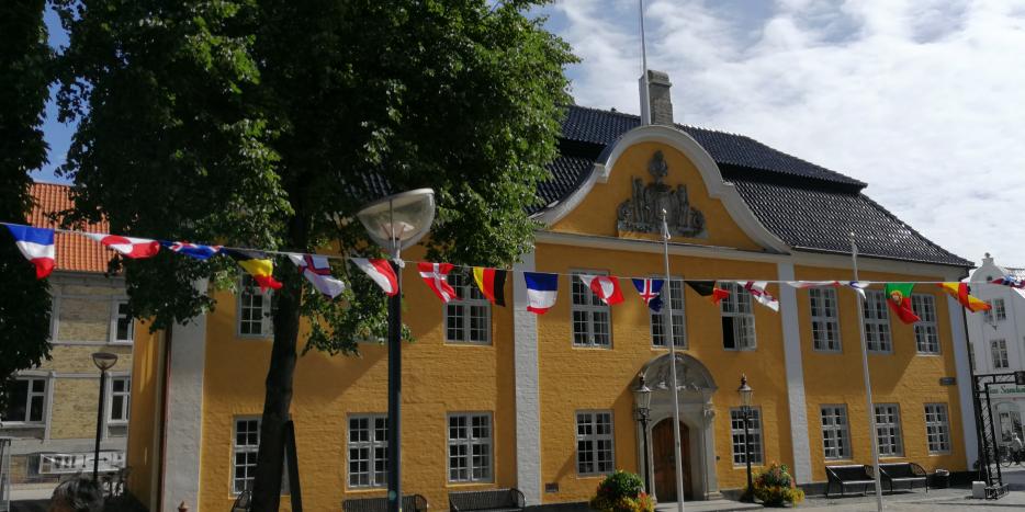 Erfalasorput til tops over Det Gamle Rådhus i Aalborg