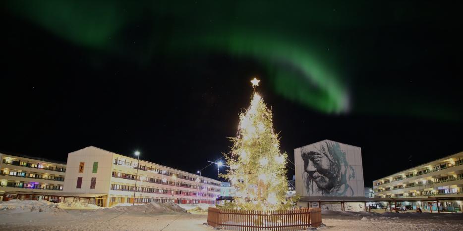 Byens juletræ og nordlys. Nuuk, 17. december 2019