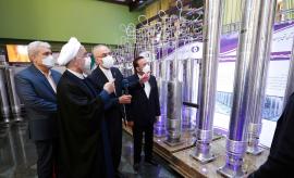 Den iranske præsident Hassan Rouhani ser på Irans nye centrifuger til atomkraftværker på National Nuclear Energy Day i Teheran 10. april.